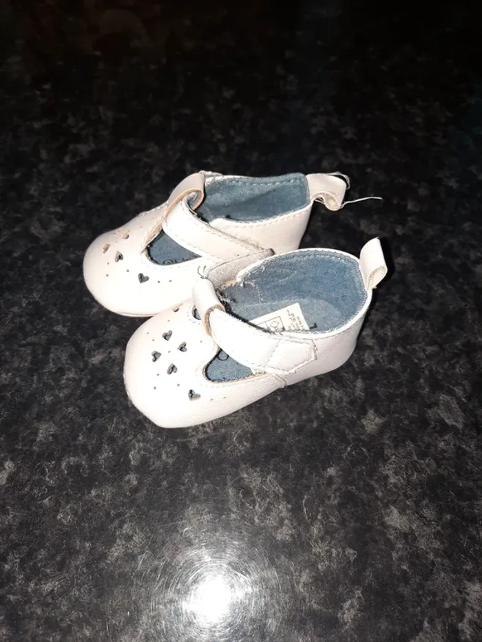 Petite chaussure blanche - photo numéro 2