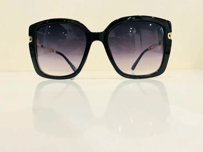 Lunette de soleil femme noire rectangulaire bras en chaîne dorée UV protection catégorie 3 - photo numéro 2