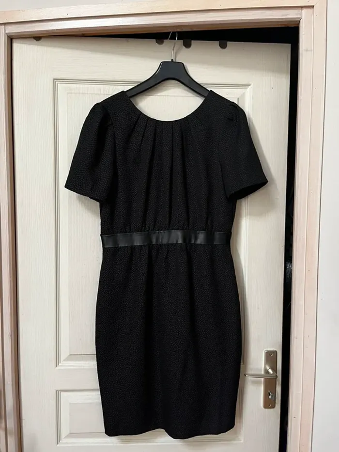 Robe noire très chic -  L 95 cm / l 50 cm -très bon état
