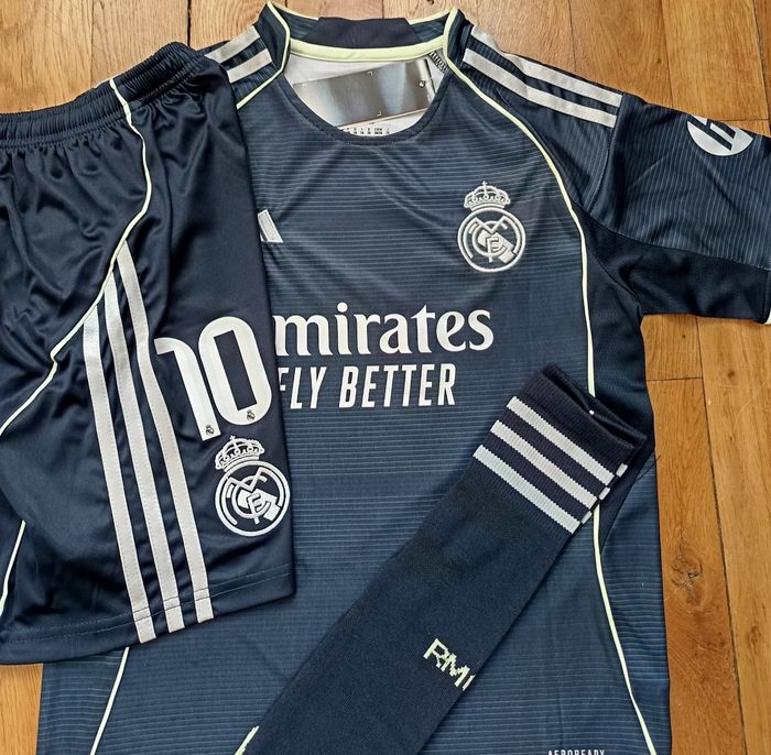 Taille 8 ans Real de Madrid Mbappe modèle 2026 marine extérieur - photo numéro 3