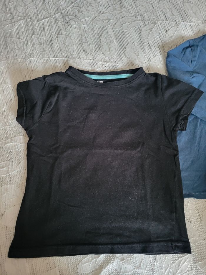 Lot 2 T-shirts Kiabi 5ans - photo numéro 2