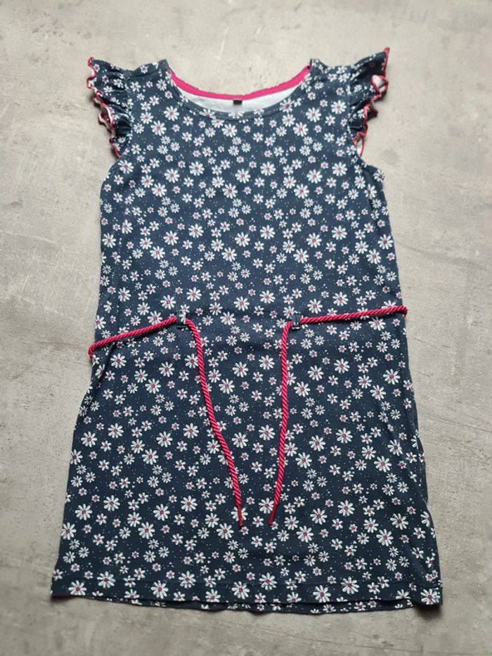 Robe été bleu fleurs blanches manches courtes fille Taille 7 ans Cordon rouge à la ceinture
