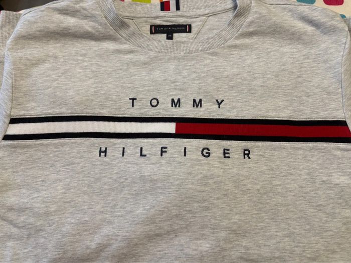 Sweat Tommy Hilfiger 16 ans. 176cm