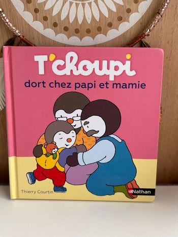 Livre tchoupi dort chez papi mamie 