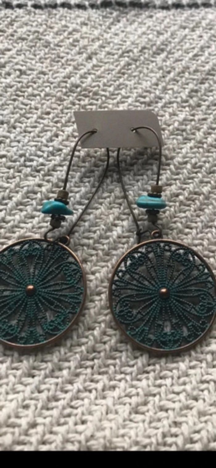 Magnifique paire de boucles d’oreilles avec perles, fleurs ronds et turquoise - photo numéro 7