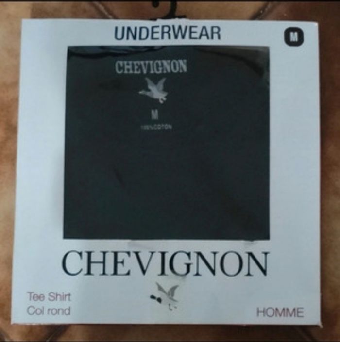 T-shirt Chevignon taille M (neuf)