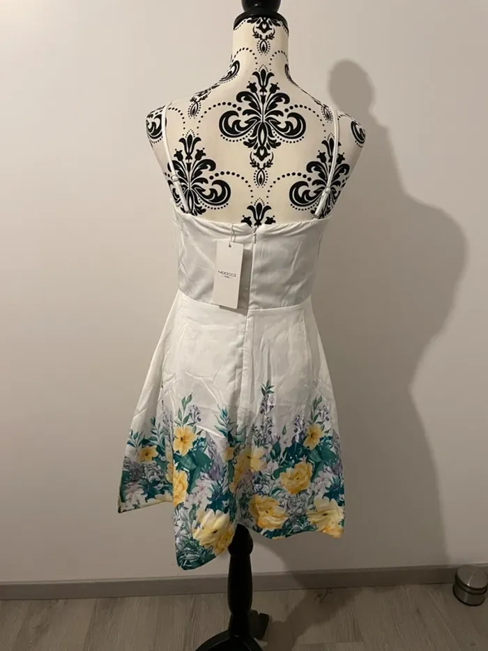 Robe neuve Moocci taille M ou 38 blanc à fleurs - photo numéro 4
