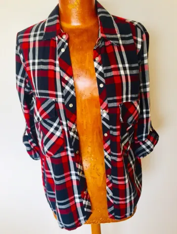Chemise rayée rouge et bleu marine