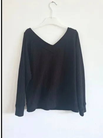 Joli pull léger noir décolleté T38-M