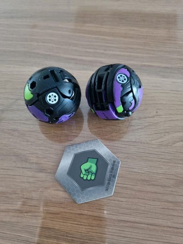 Lot de 2 bakugan et 1 aimant