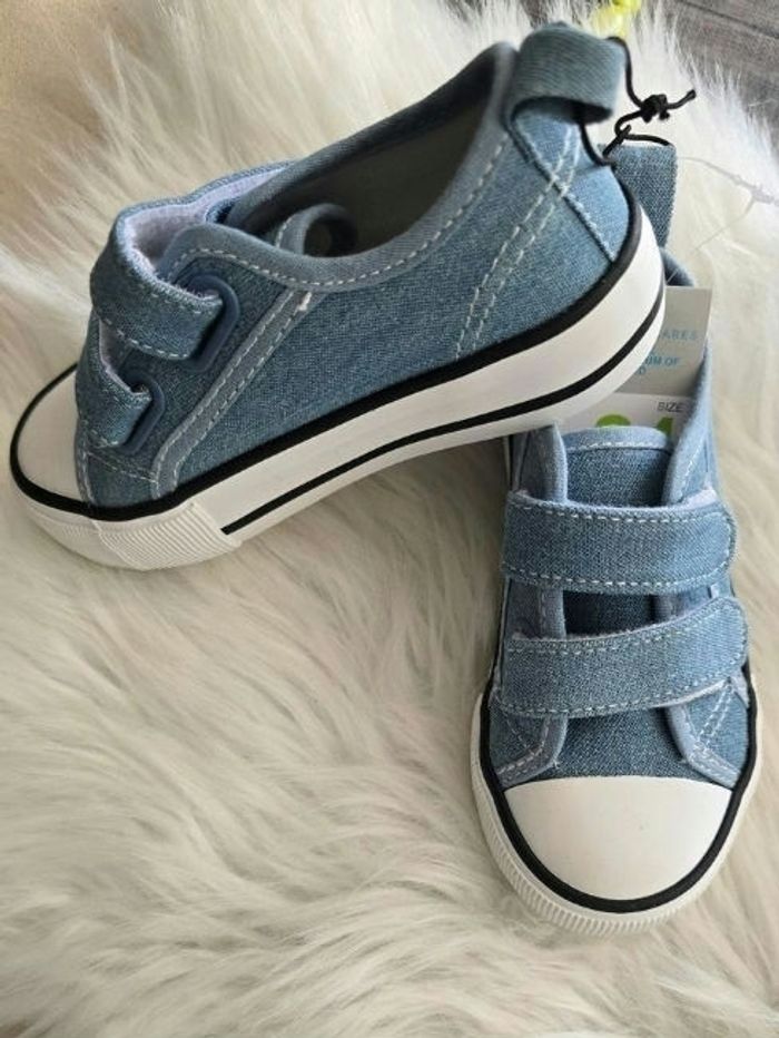 NEUVES (non portées) 💙🤩😍🥰🏷superbes baskets toiles pointure 24 mixtes - photo numéro 4