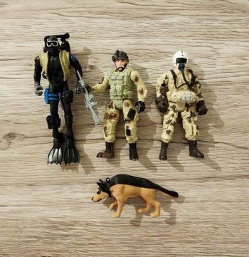 Lot de 4 figurines militaires