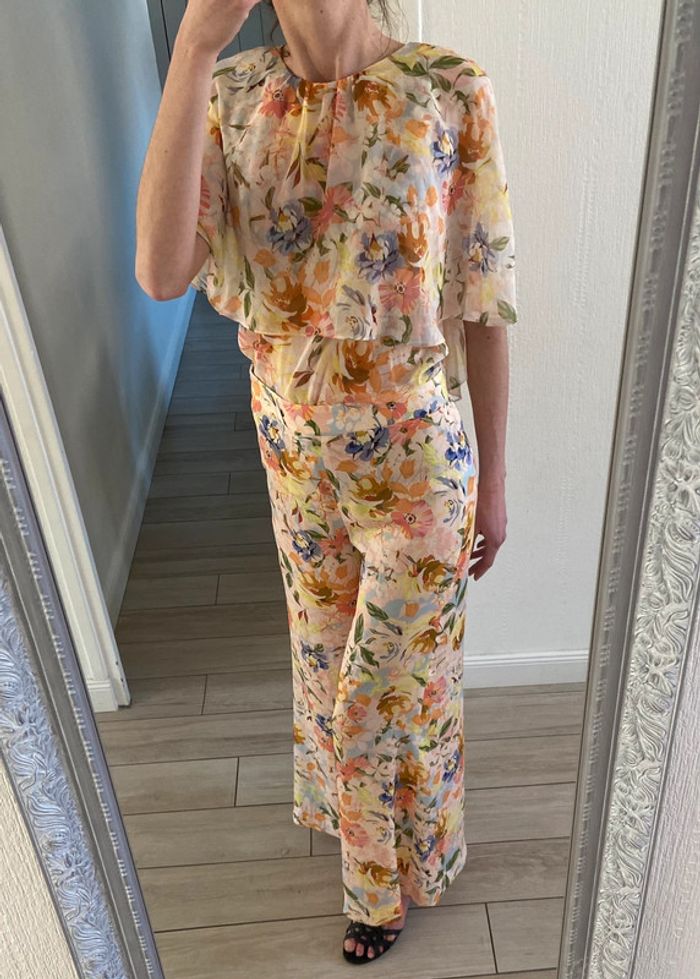 Magnifique tenue fleurie état neuf 38