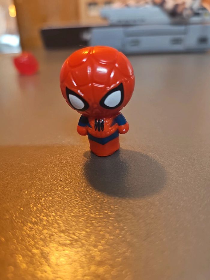 Spiderman bops in tops