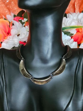 Collier avec ses formes légèrement pailletées en acier inoxydable