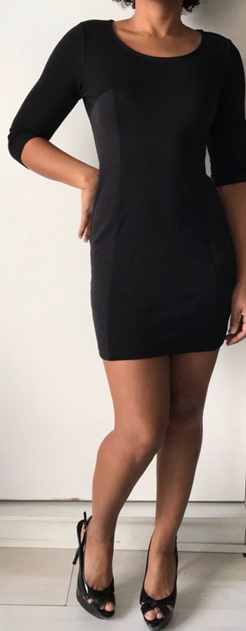 Mini robe noire fourreau manches 3/4