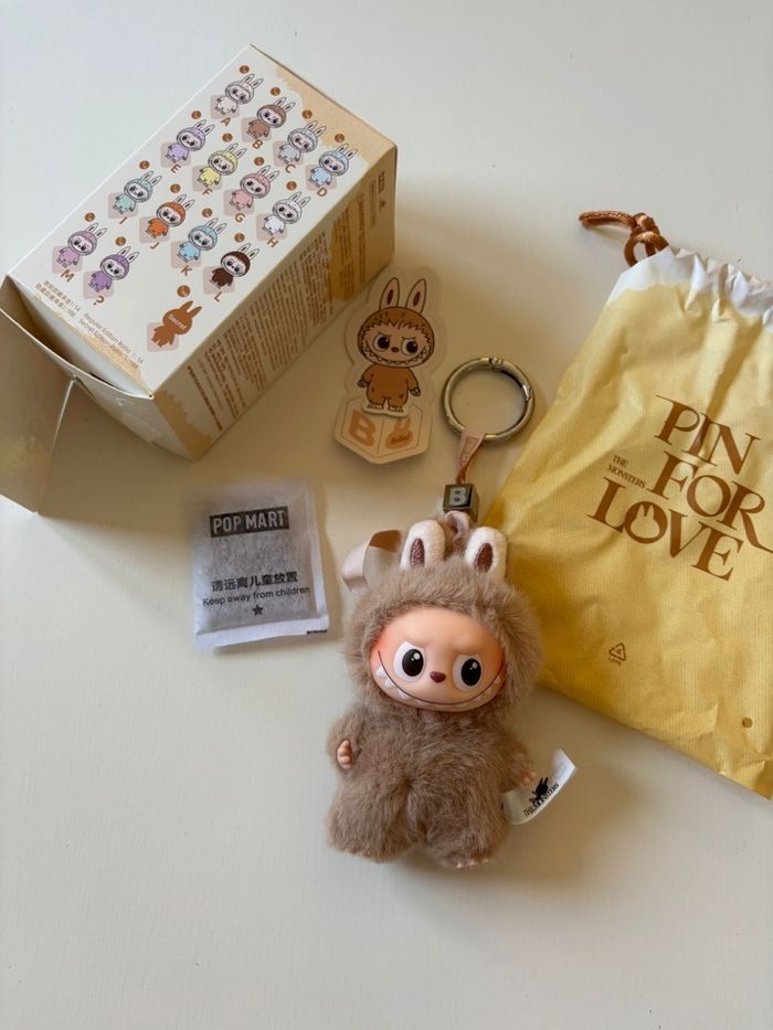 PopMart Labubu The Monsters Pin For Love « B » - photo numéro 3
