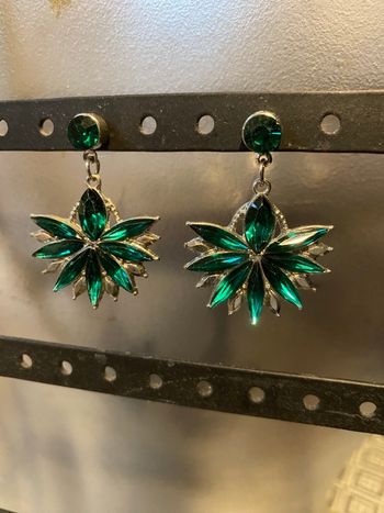 Boucles d'oreilles breloques feuillage strass vert