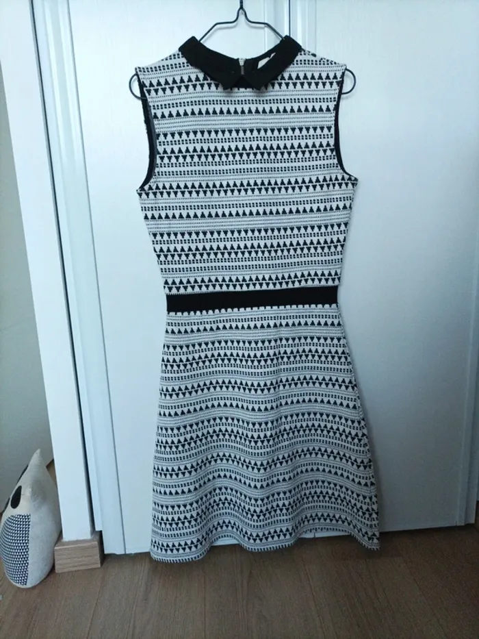 Robe noire et blanche