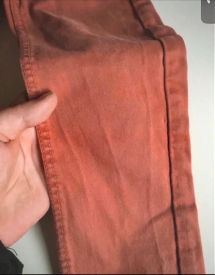 Jean skinny pour garçon BON ÉTAT taille 7 ans couleur rouille - photo numéro 4