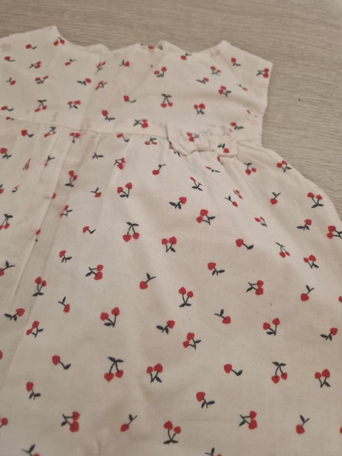 Jolie robe chic motif cerise chic C&A 🐇12 mois🐇 - photo numéro 2