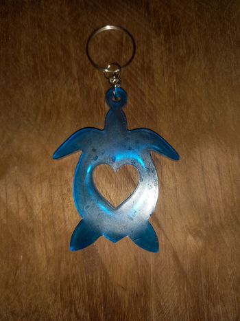 Porte clé tortue coeur résine epoxy