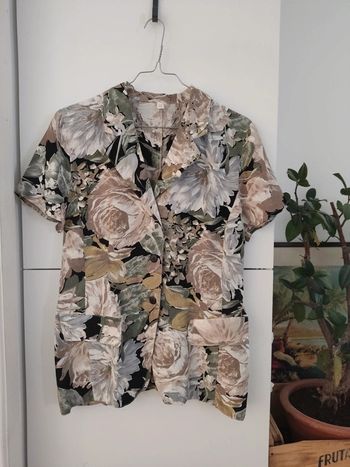 Veste légère manches courtes fleurs beiges et grise