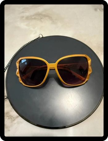 Lunette de soleil dorée