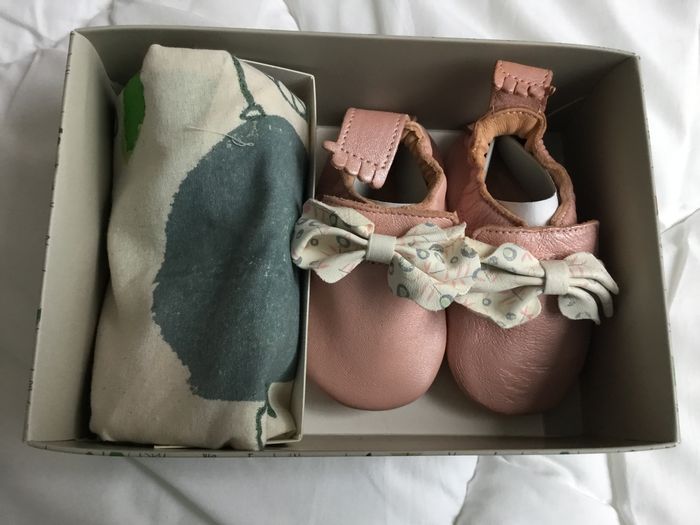 Chaussons cuir rose bebe