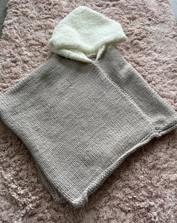 Poncho fait main avec Laine très douce au niveau de la capuche 2 ans