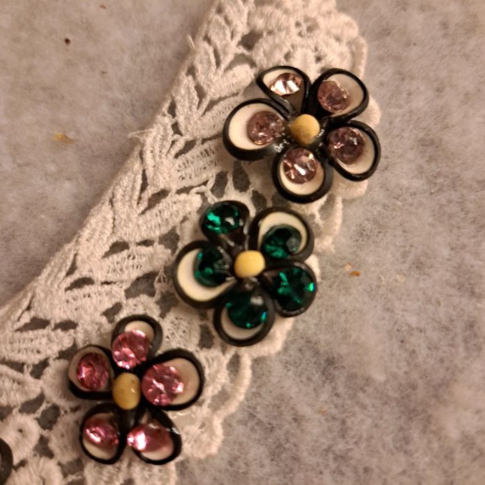 Collier plastron dentelle blanche et strass multicolore - photo numéro 13