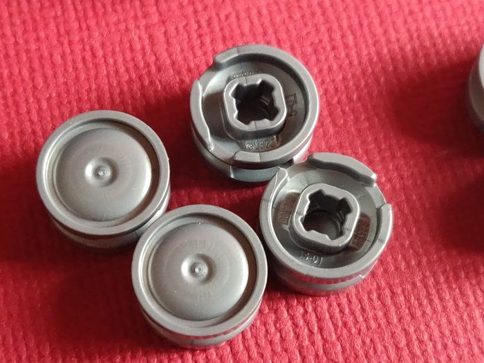 44 petites roues / jantes grises avec pneus Lego - en parfait état jamais utilisées - vrai Lego - photo numéro 5