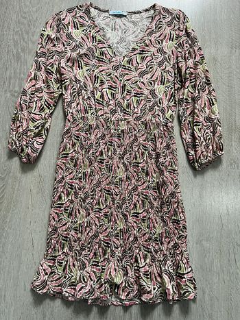 Robe fluide à motifs colorés – manches 3/4 chic