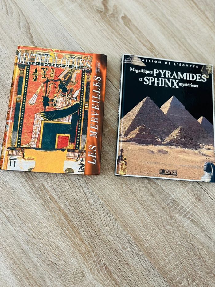 Lot de 2 livres égyptiens et pyramides