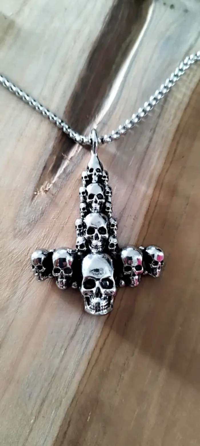 Collier avec pendentif têtes de mort - photo numéro 2