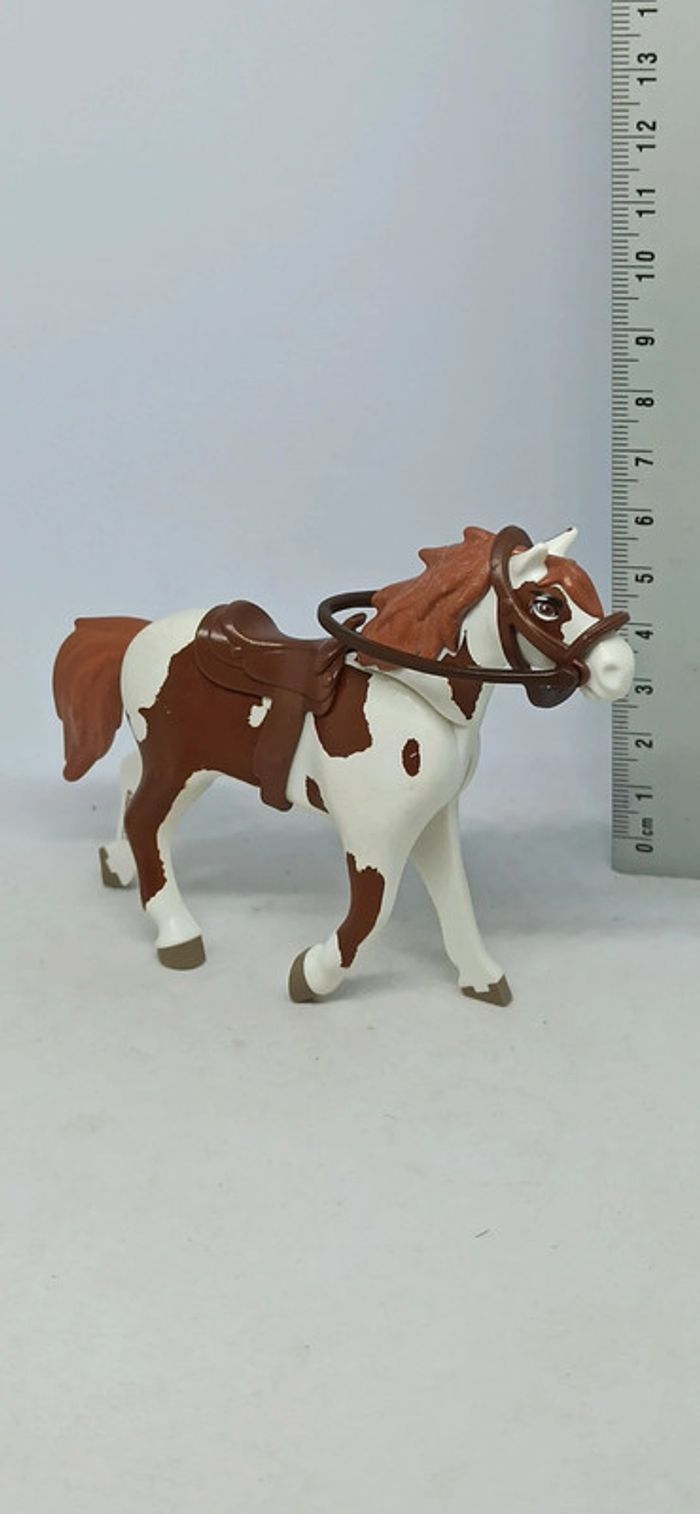 Cheval blanc et marron avec crinière et accessoires marron playmobil