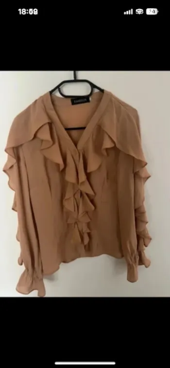 Blouse camel chic avec volants Taille S/M