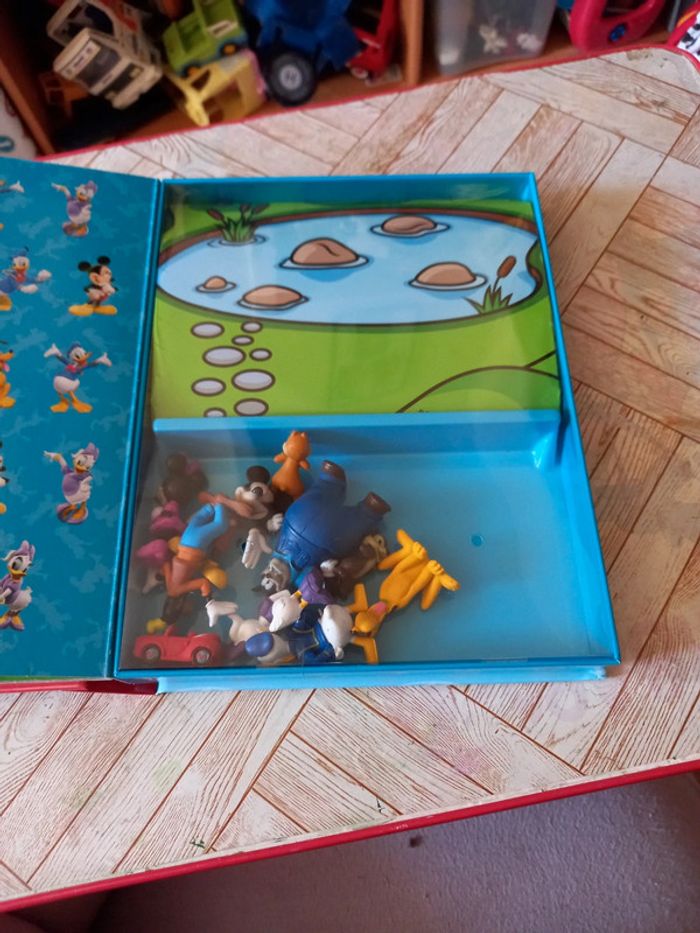 Livre en carton avec tapis de jeux et 10 figurines - photo numéro 3