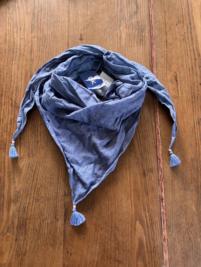 foulard enfant en coton de la marque Okaidi de couleur bleu ciel.