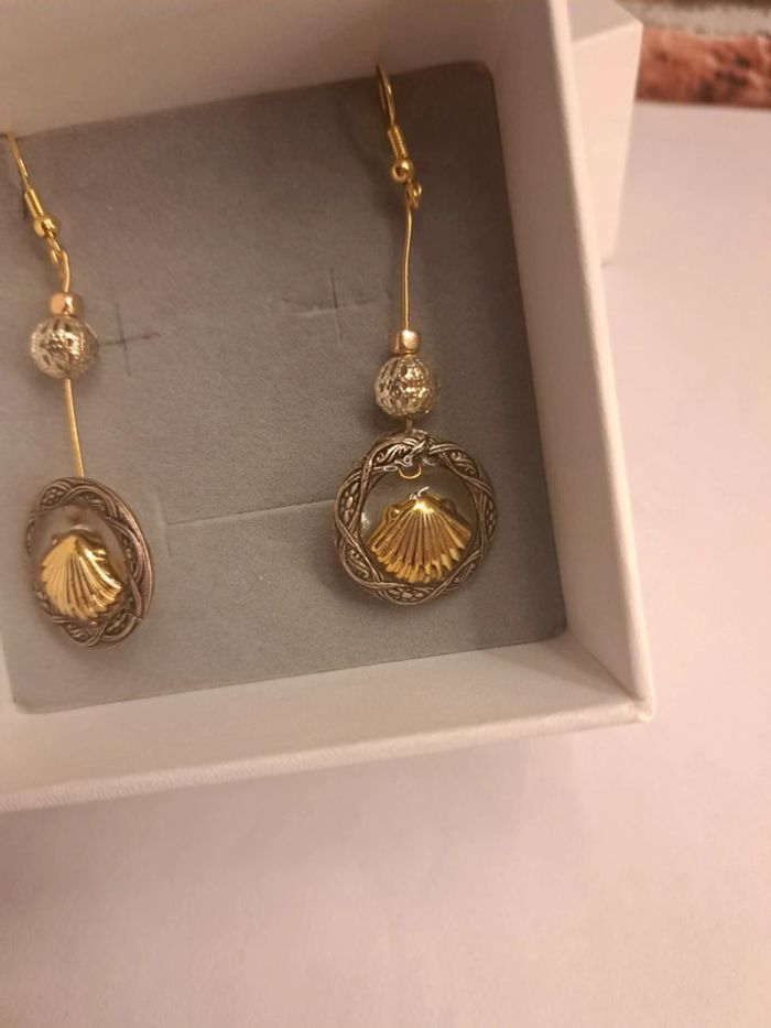 Boucles d'oreilles pendante en résine coquillages doré - photo numéro 4