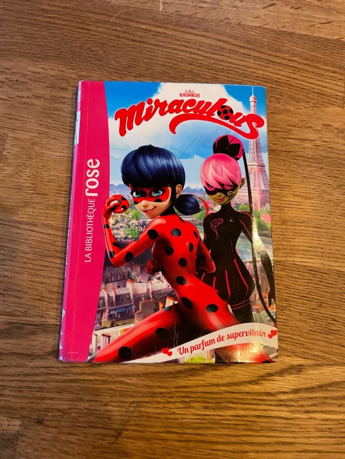 Livre La bibliothèque Rose Miraculous Un parfum de supervilain