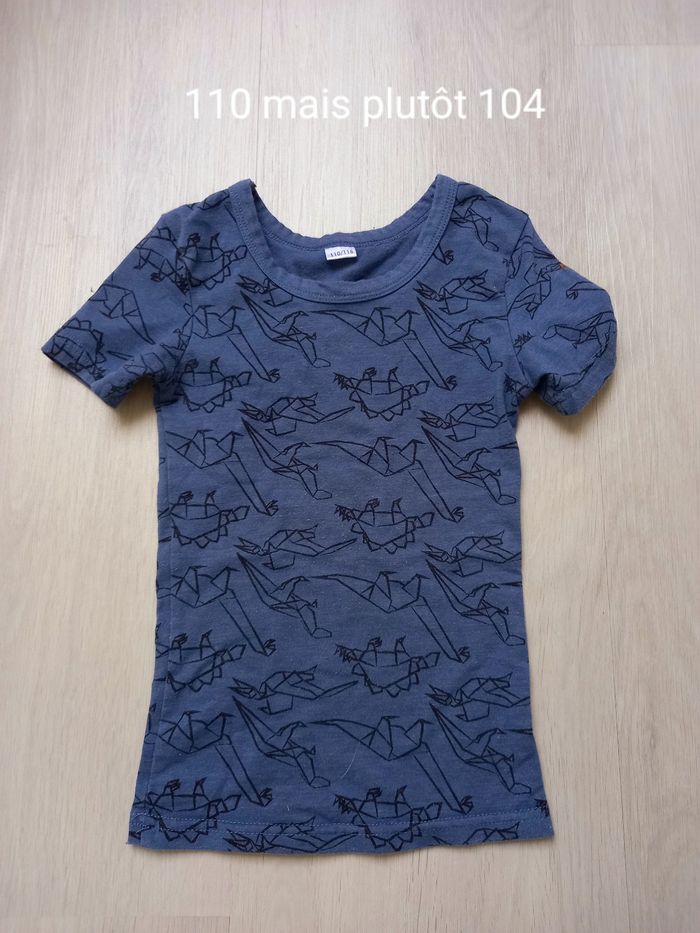 T-shirt 98 mais plutôt 104