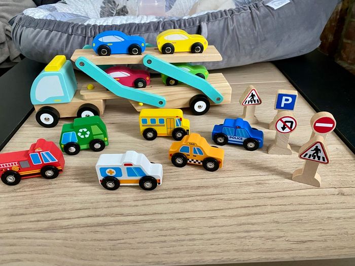 Lot de petites voitures en bois