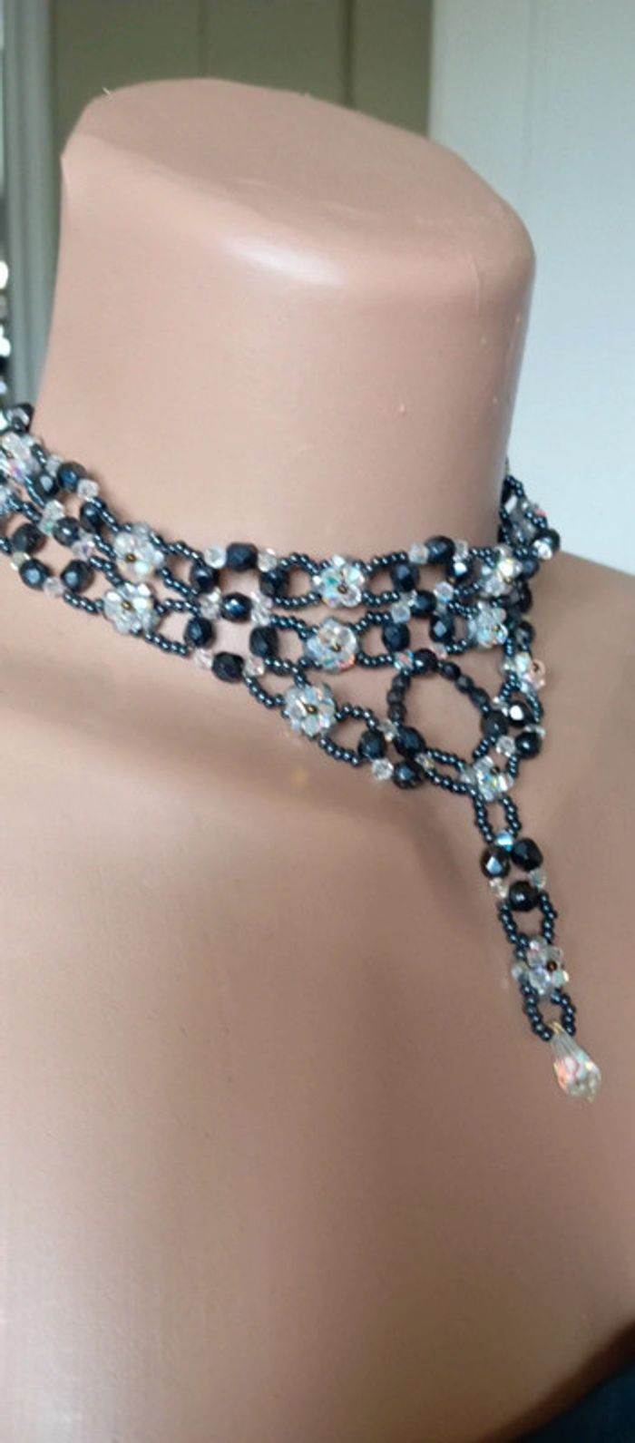 Superbe ras du cou de perles rocaille et Swarovski