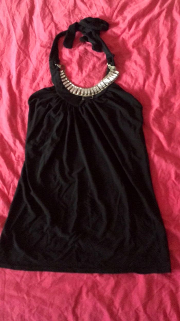 Haut dos nu avec collier