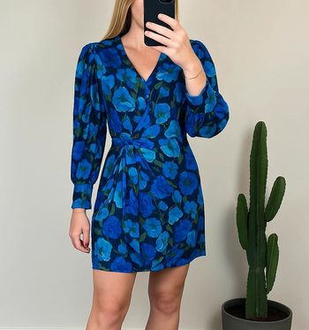 Robe « Dolce Vita » en soie coupe portefeuille motifs bleus fleuris t34 The Kooples