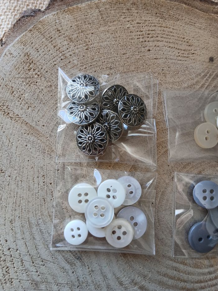Lot de 4 sachets de boutons - photo numéro 2