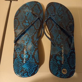 Tong neuve, taille 40, semelle compensée