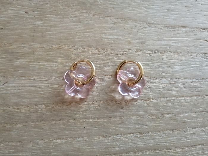 Boucles d'oreilles anneaux dorés en acier inoxydable avec fleur rose claire transparente neuves - photo numéro 2