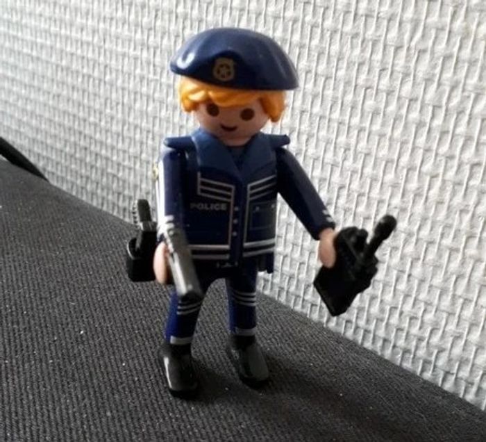 Policière playmobil serie
